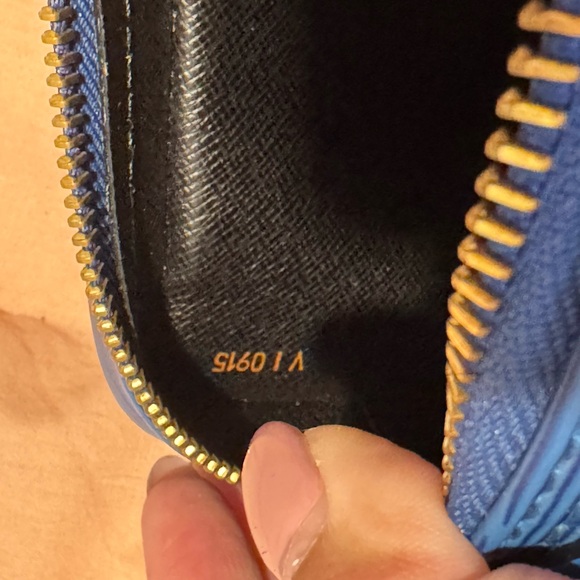 Louis Vuitton Jeune Fille Crossbody Epi Leather - Picture 6 of 7